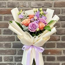 Букет цветов из:  Лизиантусы и Розы в Мищенском