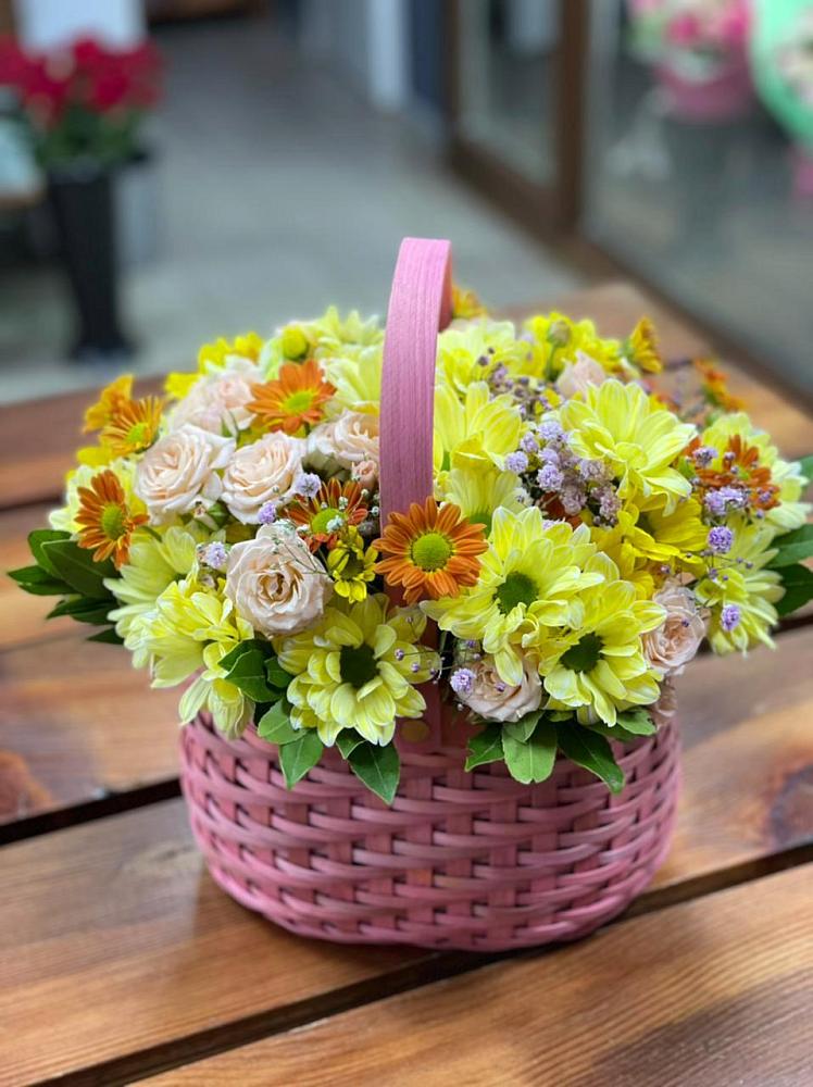 Цветочная композиция из Хризантемы и Розы в корзине в Мищенском