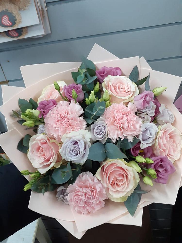 Букет цветов из: Розы, Гвоздики и Лизиантусы в Мищенском